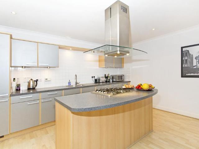 Espirit House, Keswick Road, Putney. 2 bed flat to rent £3,000 pcm £692 pw