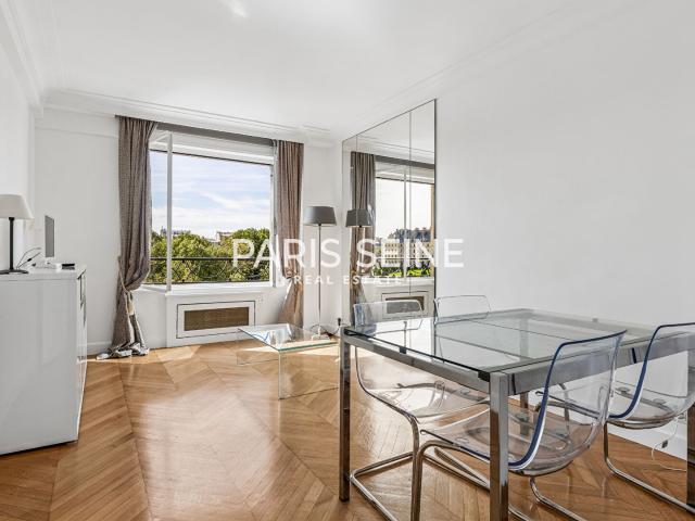 ESPLANADE DES INVALIDES*TRÈS BEAU 2 PIÈCES MEUBLÉ *ÉTAGE ÉLEVÉ * EXCEPTIONNELLE VUE INVALIDES*SANS VIS À VIS