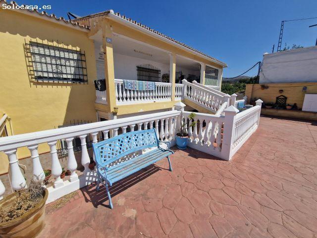 Espléndida Oportunidad de Inversión en Torre de Benagalbón: Amplia Propiedad con Chalets Independien