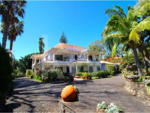 Esplêndida casa, 6 suites grandes, 4 salas grandes, 9 WC, cerca de 5.600 m2 de jardins, piscina