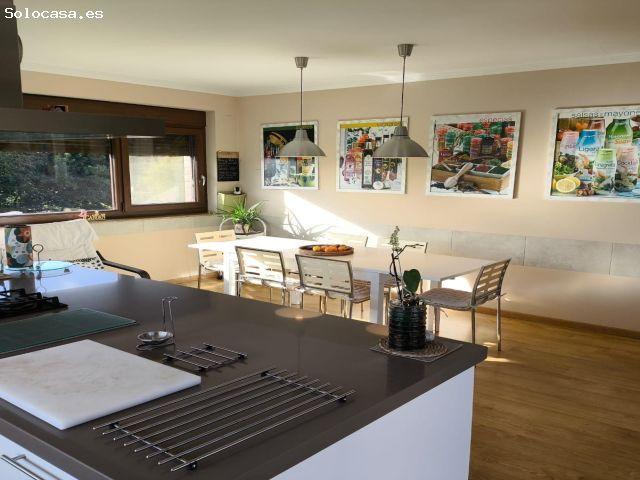 Espléndida Casa en Carballo con Terreno y Vistas Imponentes
