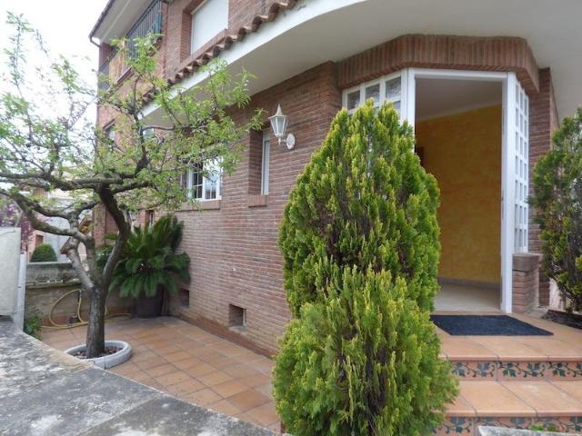 Espléndida casa esquinera, 4 hab 2 ba garaje y jardín