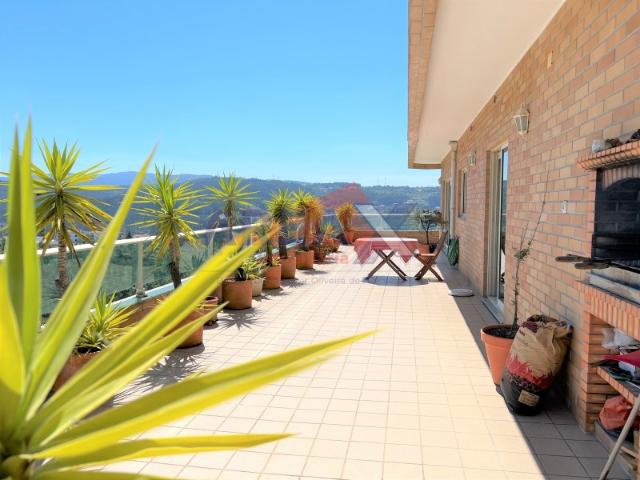 Esplêndido apartamento, T4 com terraço e box para 2 viaturas. Inserido em condomínio fechado, com piscina, parque infantil, polidesportivo e sauna. Consulte nos!