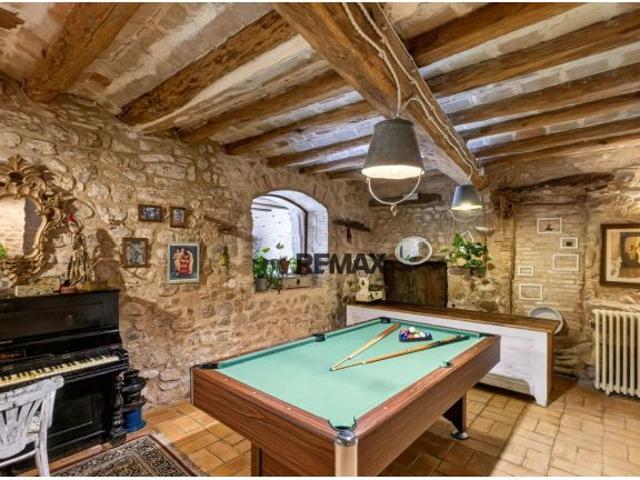 Esponellà | Casa de pueblo con encanto, más de 500 m2, jardín, piscina y licencia turística