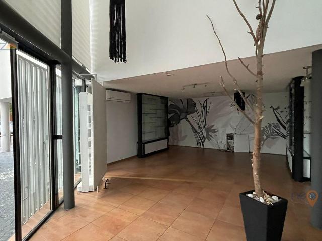 ESQUINA! EXCELENTE ESPACIO COMERCIAL OFICINAS, CONSULTORIOS, LABORATORIOS, CLINICA, ESTETICA, SPA