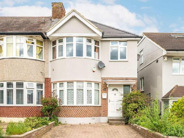 Essex Avenue, Isleworth TW7 3 bed semi detached house to rent £2,495 pcm £576 pw