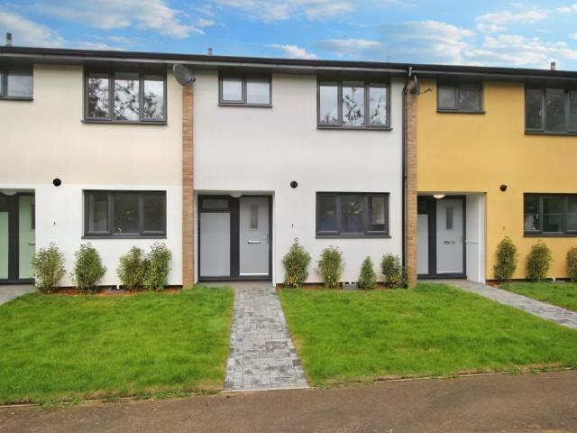 Essex Close, Bordon, Hampshire, GU35 3 bed terraced house to rent £1,500 pcm £346 pw