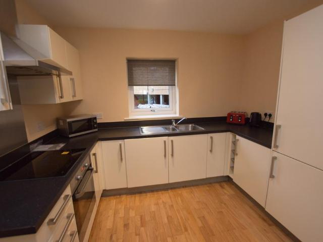 Essex CO2 2 bed apartment to rent £1,300 pcm £300 pw