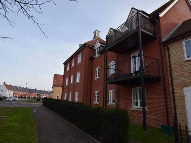 Essex CO2 2 bed apartment to rent £1,300 pcm £300 pw