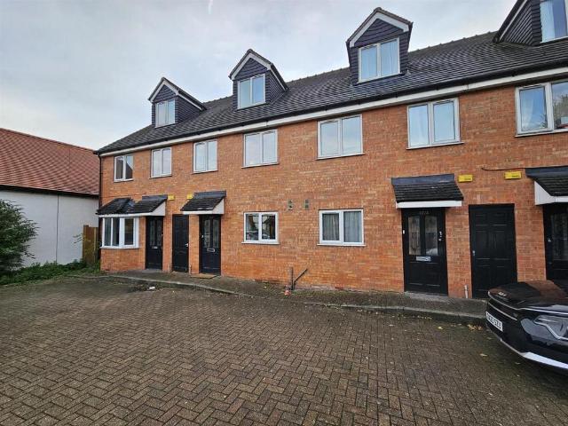 Essex IG10 4 bed terraced house to rent £2,500 pcm £577 pw
