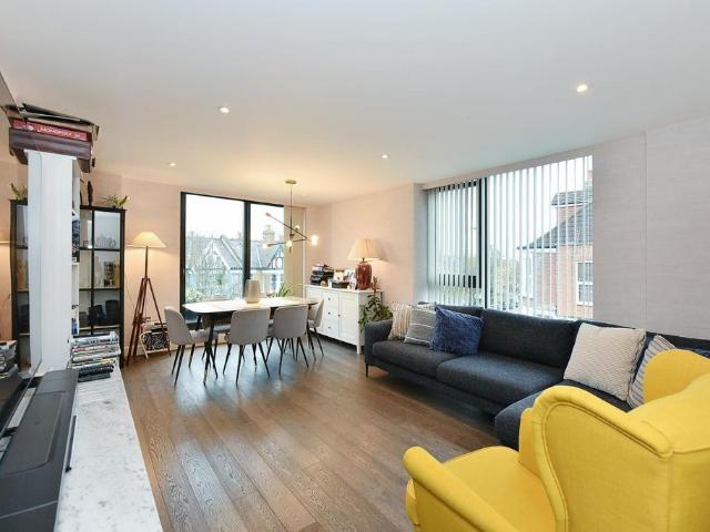 Essex Park Mews, Acton 3 bed flat to rent £3,000 pcm £692 pw