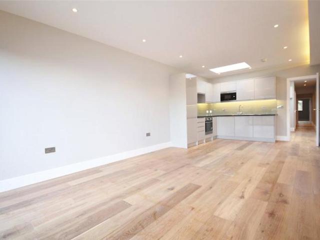 Essex Place, Chiswick, London, W4 2 bed apartment to rent £2,650 pcm £612 pw