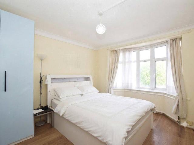 Essex Road, Essex Road RM7 3 bed end of terrace house to rent £2,300 pcm £531 pw