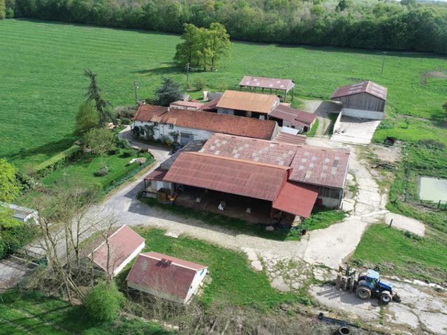 ESSOMES SUR MARNE 02 à vendre joli corps de ferme avec maison et nombreux bâtiments sur un terrain de 10 hectares