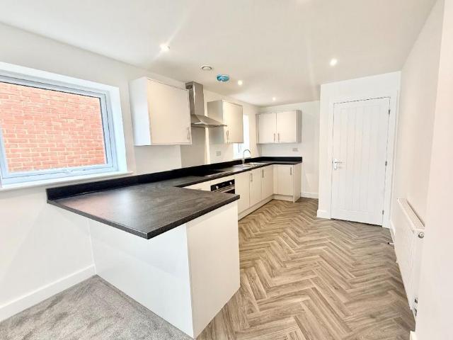 Estuary Views, Eastern Esplanade. 2 bed flat to rent £1,350 pcm £312 pw
