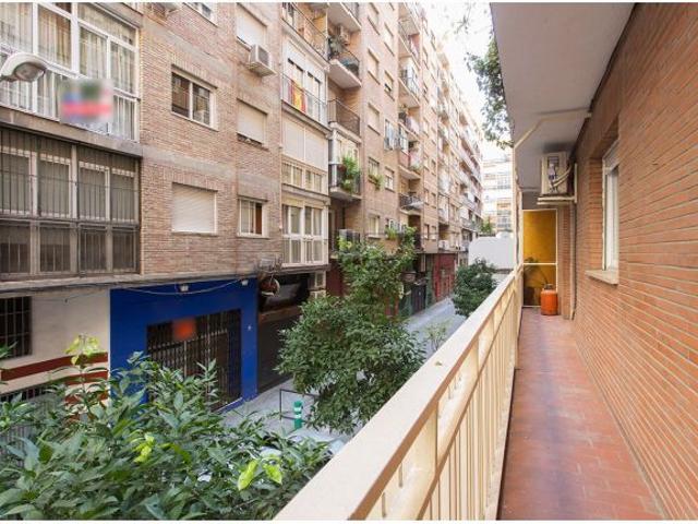 Estudiantes. Camino de Ronda frente gimnasio Yo10. 4 dormitorios. 2 baños. Calefacción central