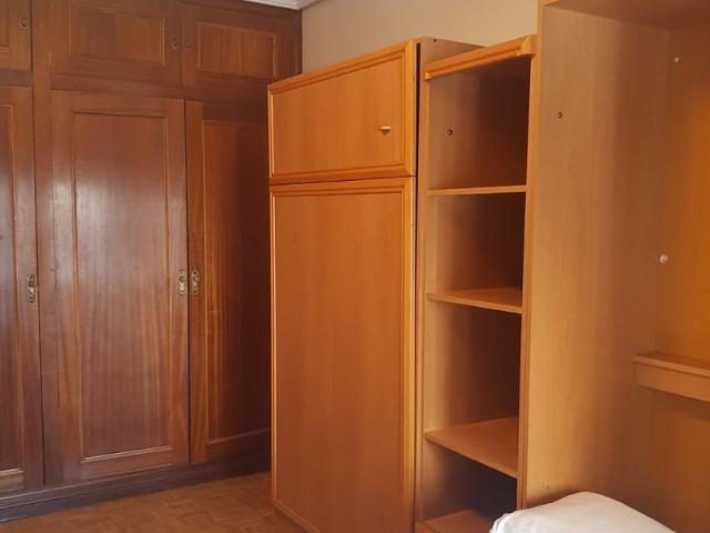 Estudiantes: Curso 2026/2027. Barrio del Oeste, alquiler piso de 4 dormitorios y 2 baños con servicios centrales