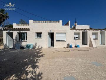 Estudio nuevo a estrenar en Alfaz – alquiler de larga temporada con piscina SOLO CHICAS!