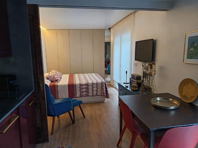 Estúdio com um ambiente calmo e luminoso