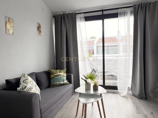 ESTUDIO CON HABITACIÓN INDEPENDIENTE Y AMPLIA TERRAZA EN PRIMERA LÍNEA DE PLAYA