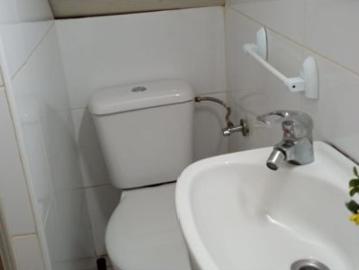 Estudio con mezzanine. 2do piso sin ascensor. Luz y agua incluidos. 45 mts2 AO