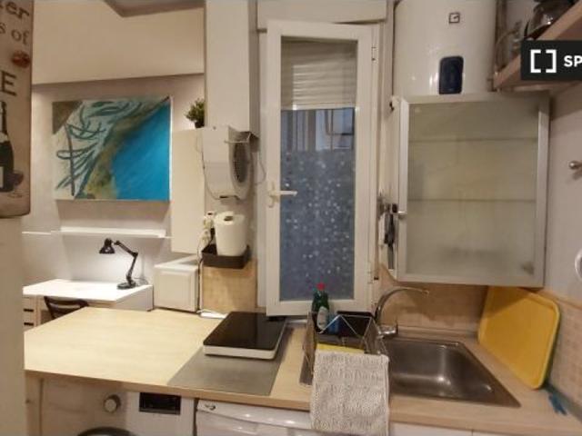 Estudio dúplex con mobiliario moderno en el barrio de moda de Malasaña