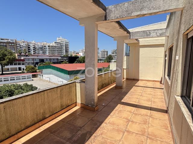 Estudio em Almada com Terraço