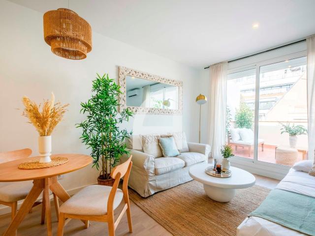 Estudio en alquiler en Barcelona L'Eixample PRECIOSO SOBREÁTICO CON TERRAZA Y SERVICIO DE CONSERJERÍA