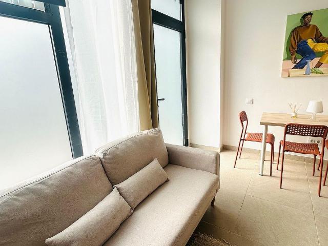 Estudio en alquiler en calle De Las Navas de Tolosa, Barcelona, de 40 m² por 1.370