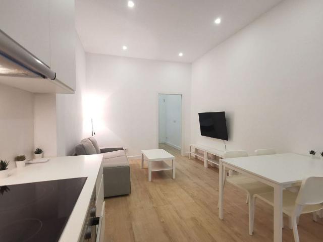 Estudio en alquiler en calle De Sagunt, Barcelona, de 50 m² por 1.200