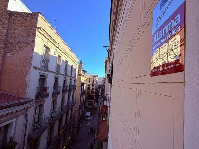 Estudio en alquiler en calle Portaferrissa, Barcelona, de 70 m² por 1.475