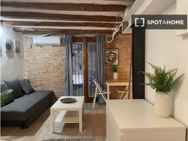 Estudio en alquiler en El Raval, se permite fumar