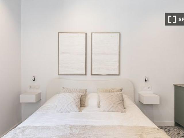 Estudio en alquiler en La Dreta de l' Eixample, luz, agua y wifi incluidos