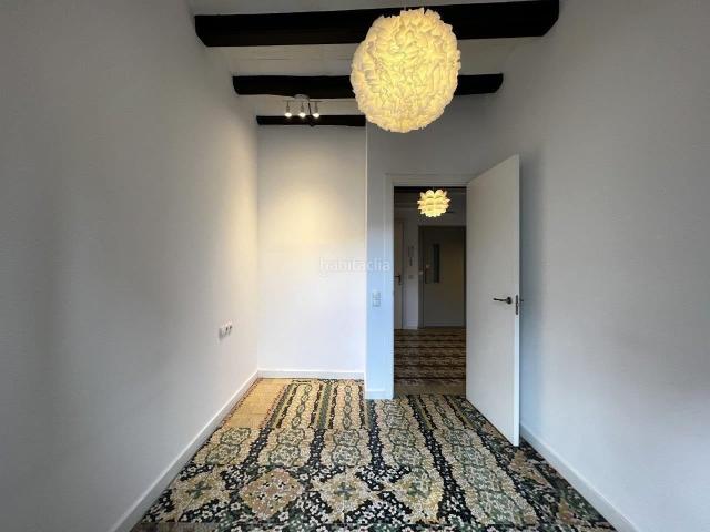 Estudio en venta en Molins de Rei. Exclusivo piso reformado con ascensor directo y encanto hidráulico junto a la estación de Molins de Rei. Estudios Molins de.