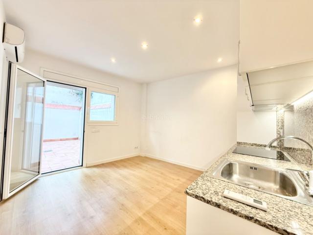 Estudio en venta en Barcelona, Guinardó. ESTUDIO REFORMADO! CON PATIO PRIVADO EXTERIOR DE 25 Mt MUCHISIMA LUZ Y SOL! Frente al Nuevo Mercado y Cap del Guinardo! Consta. Estudios.