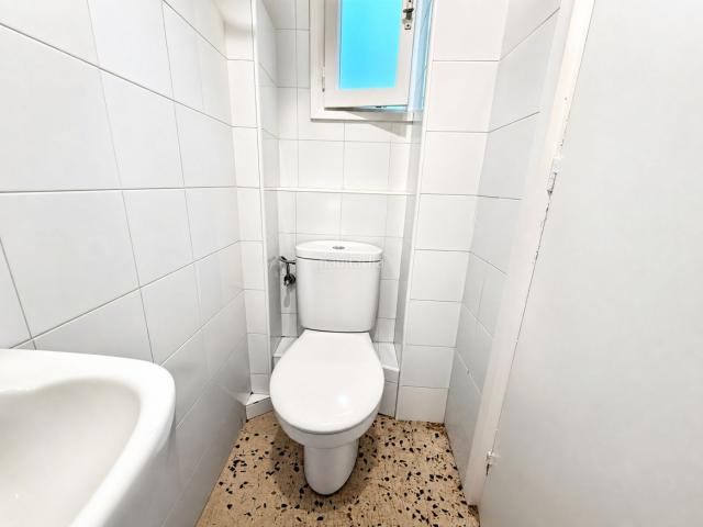 Estudio en venta en Barcelona, Sant Antoni. Se Vende Espectacular Y Acogedor LOCAL Estudio De 11 M², sin cedula de habitabilidad En el Eixample. Estudios.