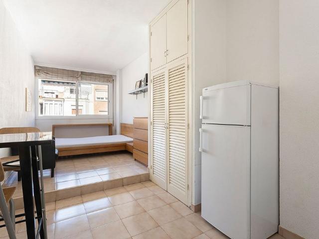 Estudio en venta en calle De Les Camèlies, Barcelona, de 30 m² por 145.000