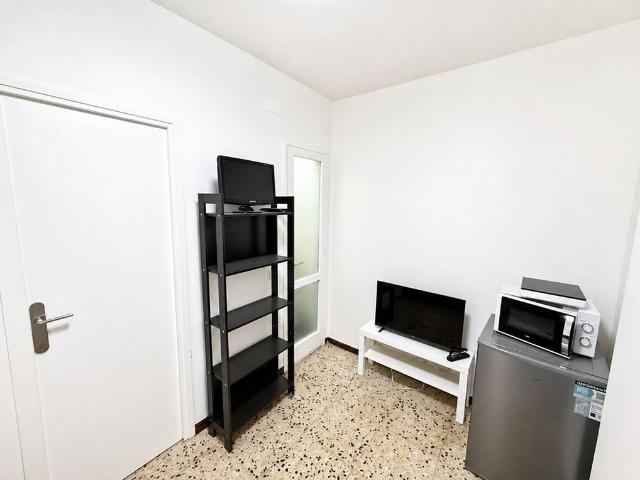 Estudio en venta en calle De Viladomat, Barcelona, de 11 m² por 74.800