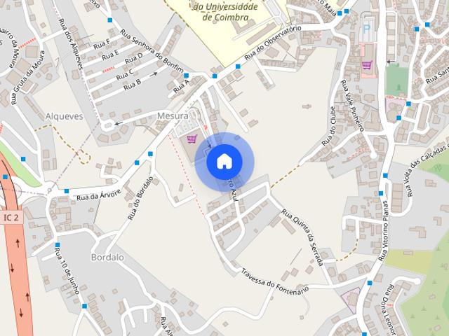 Estudio independente a rapariga estudante em Santa Clara