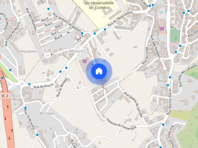 Estudio independente a rapariga estudante em Santa Clara