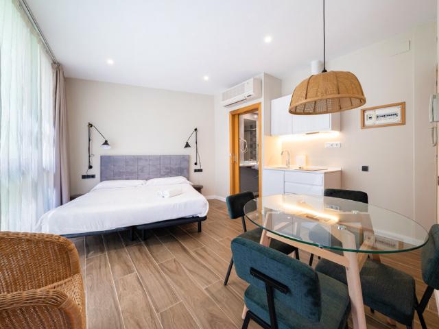 Estudio luminoso y renovado en el centro de BCN