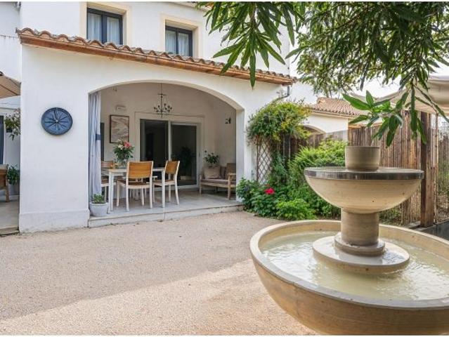 ESTUPENDO CHALET ADOSADO CON GRAN TERRAZA Y PISCINA !