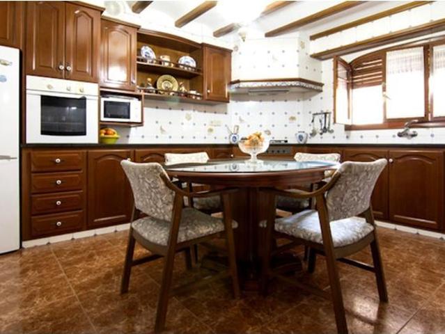 ESTUPENDO CHALET CON JARDÍN, TERRAZA Y GARAJE EN CANALS