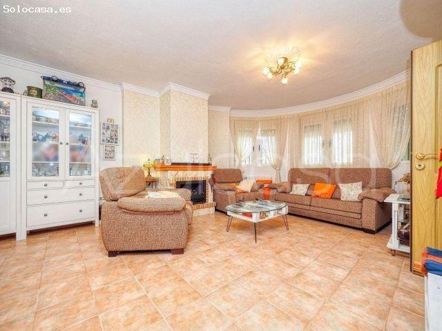 Estupendo Chalet en venta de 3 dormitorios, 2 baños y parcela de 500m2 en Castalla