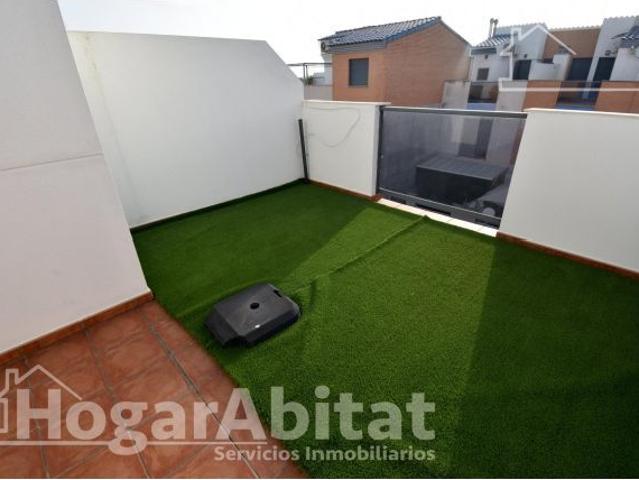 ESTUPENDO ADOSADO SEMINUEVO CERCA DE LA PLAYA CON DOBLE TERRAZA, GARAJE Y TRASTERO