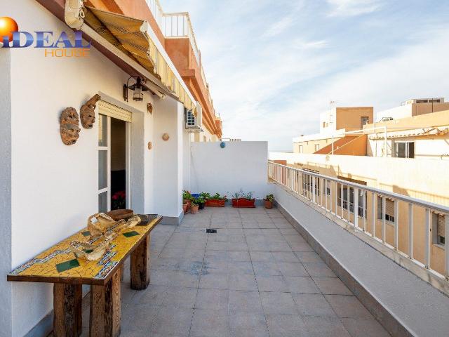 ESTUPENDO ATICO JUNTO AL MAR CON TERRAZA FANTASTICA