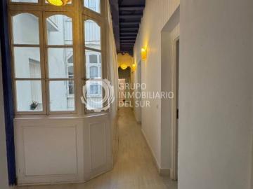 Estupendo piso al lado de la Plaza de España