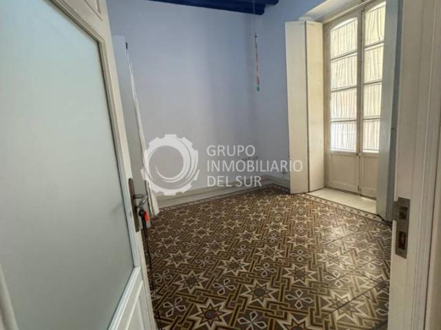 Estupendo piso al lado de la Plaza de España