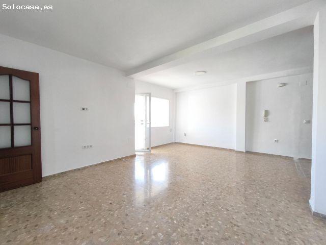 ¡Estupendo piso de alquiler de 3 dormitorios con terraza y aparcamiento!