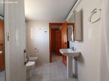 ¡Estupendo piso en alquiler de 2 habitaciones, 2 baños, terraza, plaza de garaje cubierta y unas pr